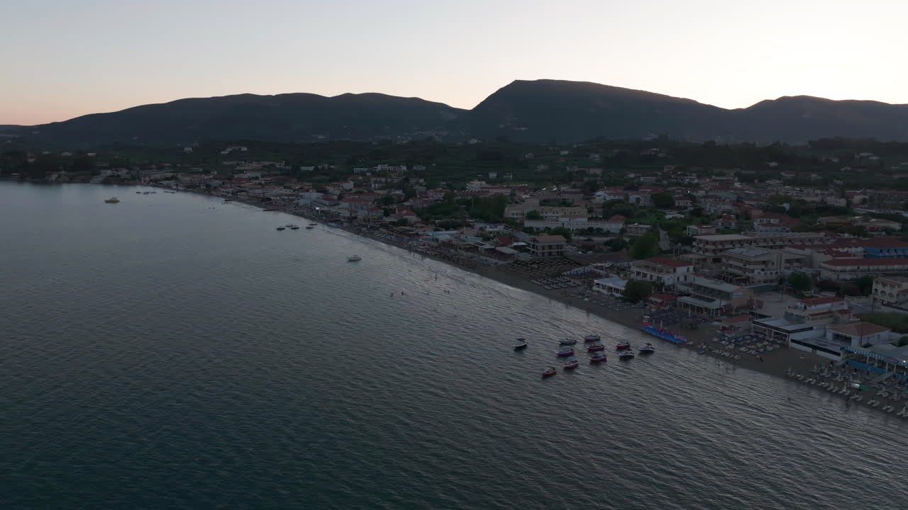 tomada de avión no tripulado de laganas, isla de zakynthos, grecia después de la puesta del sol, edificios de la ciudad y playa, vista aérea