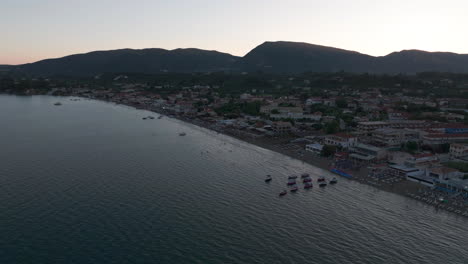 Drohnenaufnahme-Von-Laganas,-Insel-Zakynthos,-Griechenland-Nach-Sonnenuntergang,-Stadtgebäude-Und-Strand,-Luftaufnahme