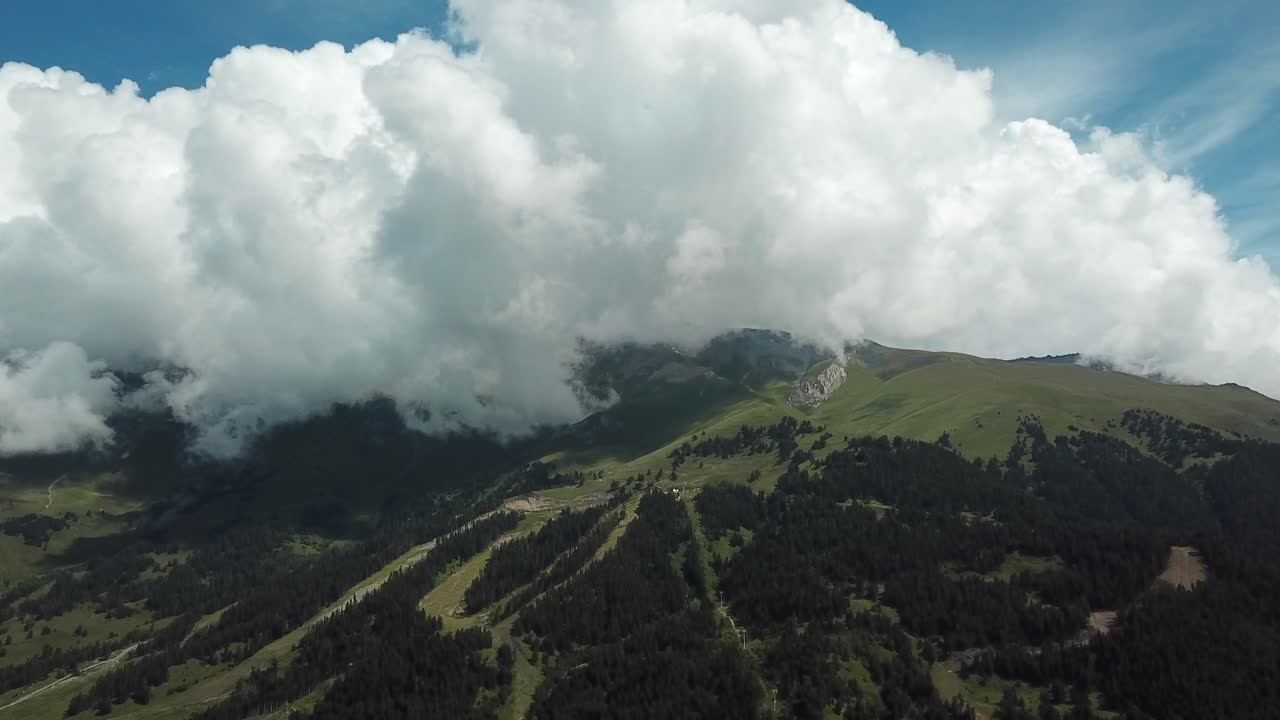paisaje montañoso con nubes
