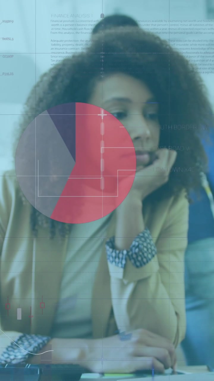 Animazione dell'elaborazione di dati statistici con donna afroamericana che usa un laptop in ufficio
