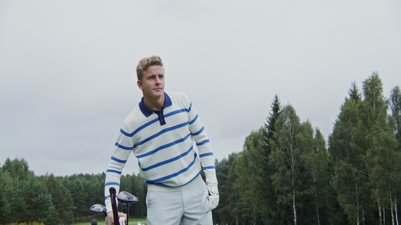 가을의 숲에서 골프를 하는 것