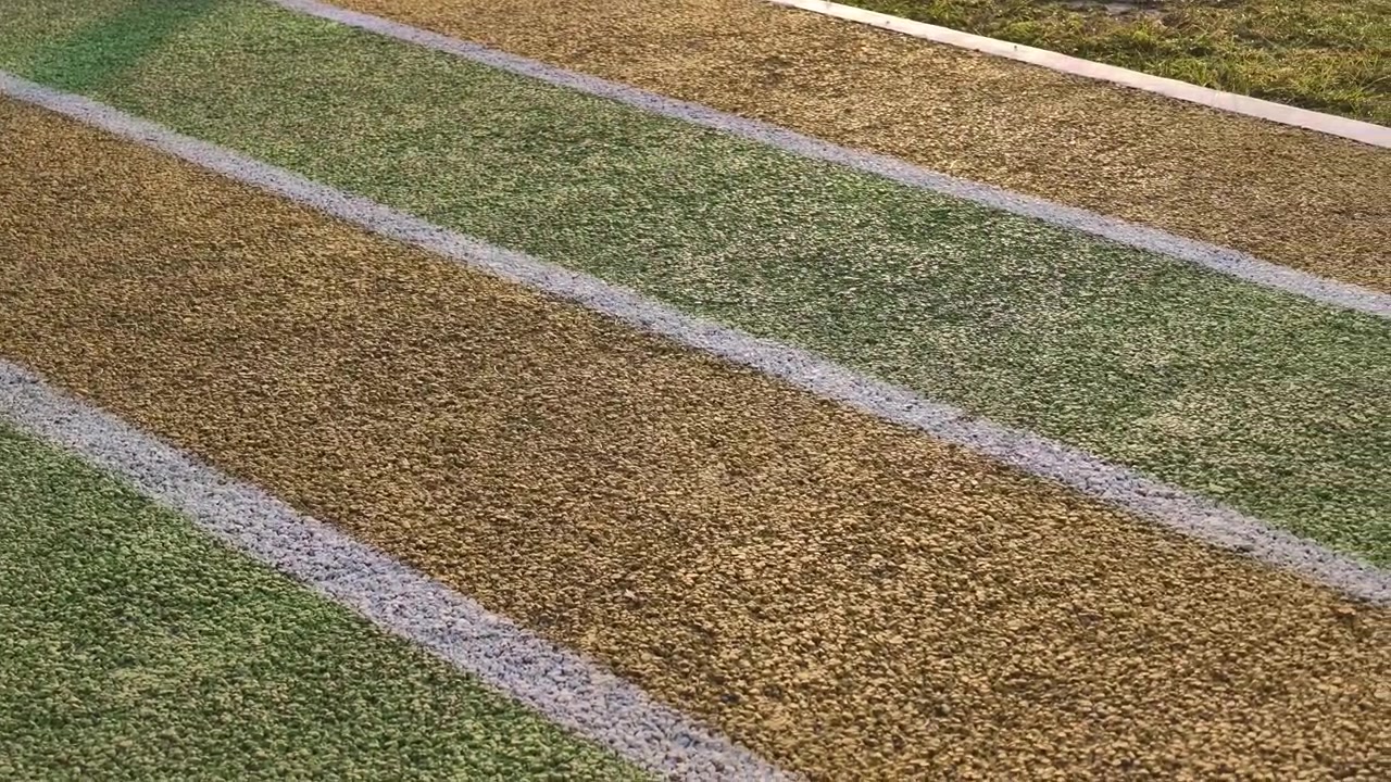 Questa prospettiva mostra una pista da jogging utilizzata per correre o camminare presso il Campo Paseban a Bantul, Indonesia. Il tema è la salute, il fitness e le strutture all'aperto.