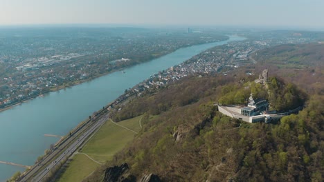 drone - toma aérea de la ruina drachenfels con el castillo drachenburg y el río rhine siebengebirge cerca de bonn - königswinter 25p