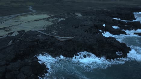 Olas-Frías-Rompiendo-En-Una-Piscina-De-Roca-Natural-En-Los-Acantilados-Marinos-De-Islandia