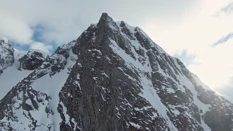 Schneebedeckter-Berghang-Beim-Aufwärtsfliegenden-Fpv-drohnenschuss