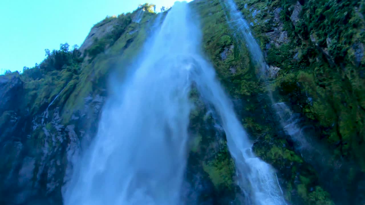 acérquese a hermosas cascadas mientras navega por milford sound en nueva zelanda