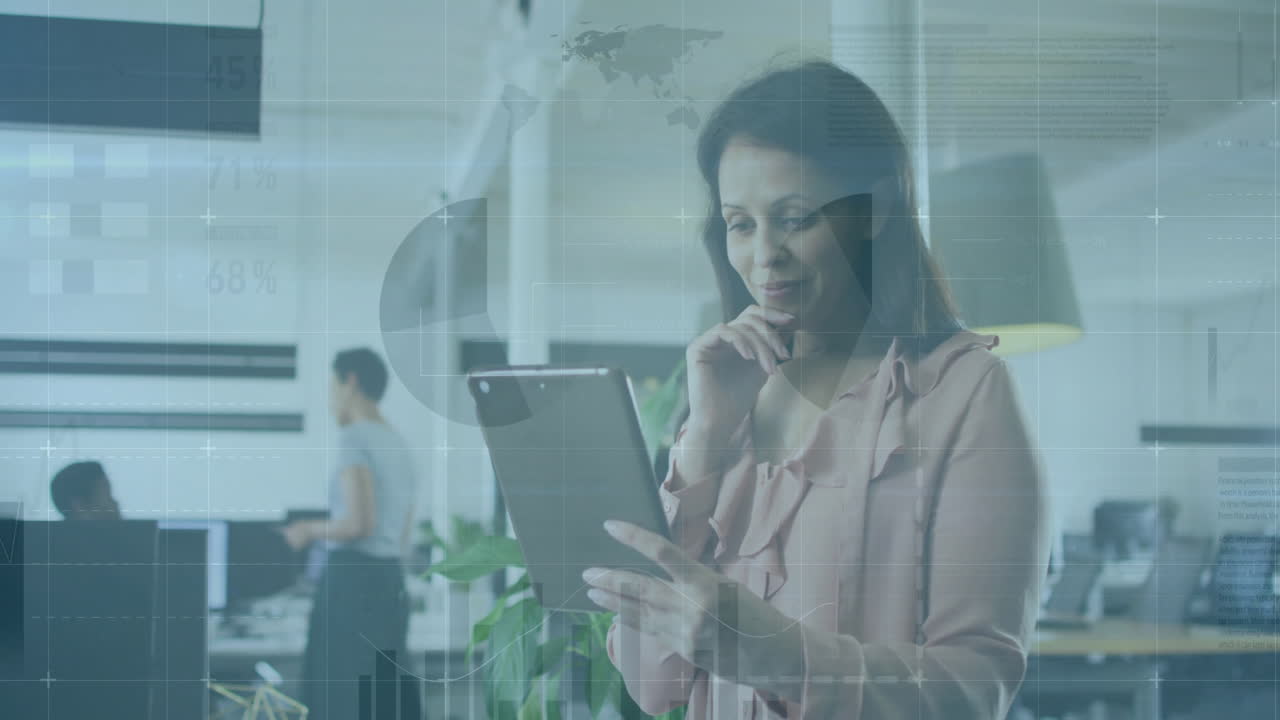 animación de la interfaz infográfica sobre una mujer caucásica sonriente analizando informes en una tableta digital