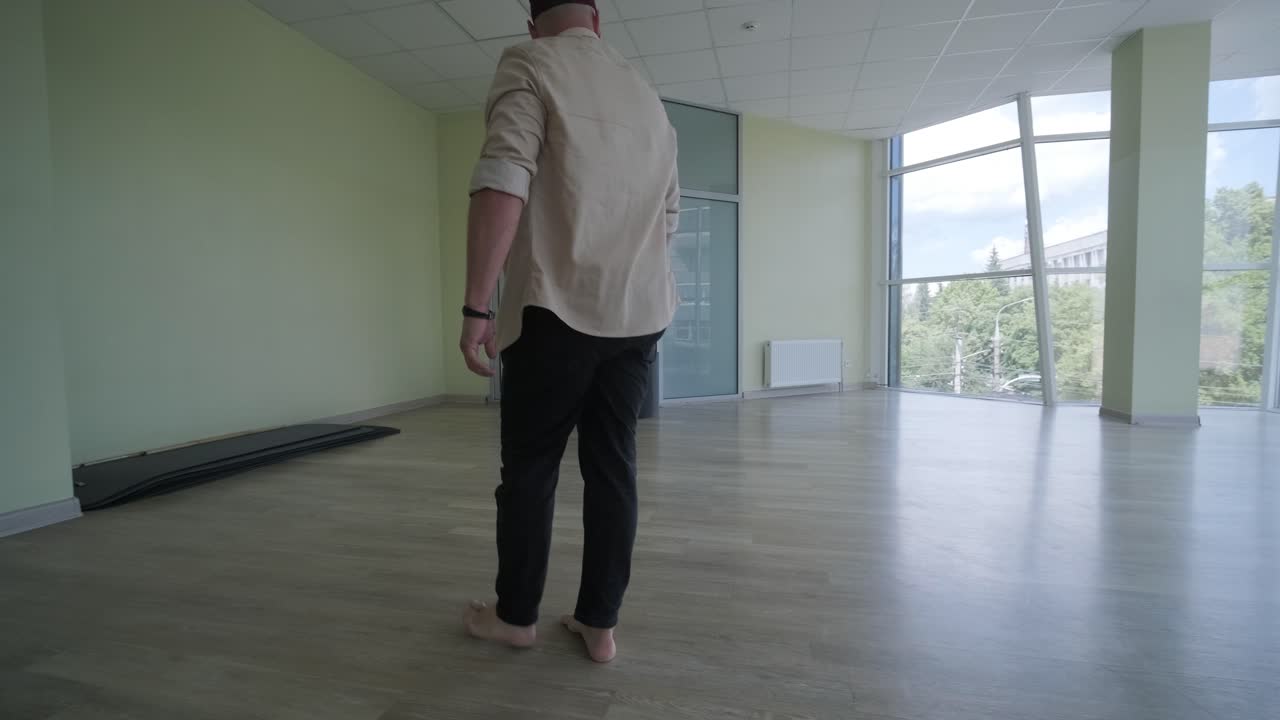 현대적인 스튜디오에서 브레이크 댄스를 하는 남자