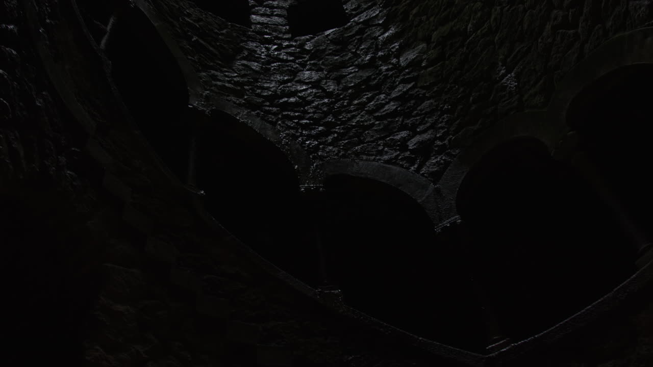 신비 속으로 내려가는 것: 타 다 레갈레이라에서 입문 우물을 탐구하는 것