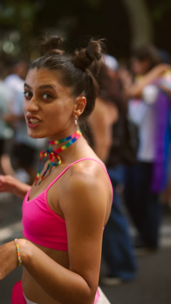Donna a una parata del Pride