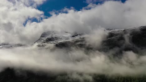 Gebirgswolken-Draufsichtlandschaft.-Schöne-Natur-Norwegen-Naturlandschaft