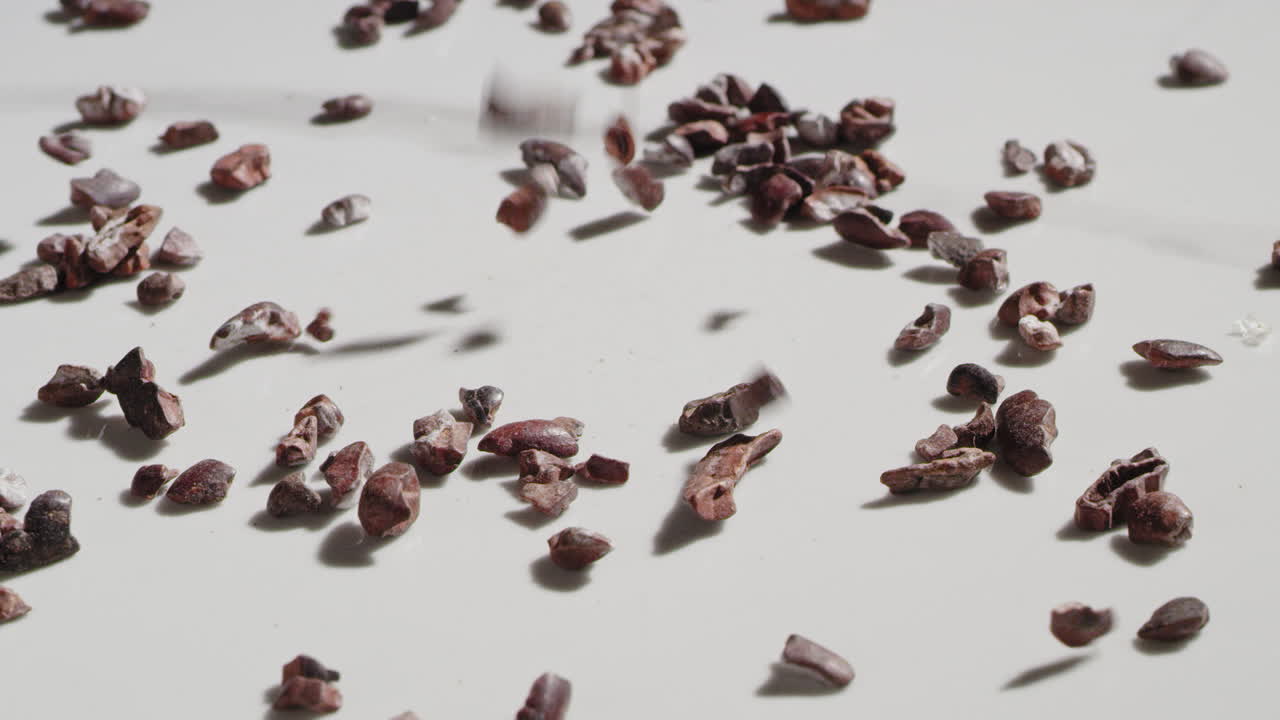 puntas de cacao deslizándose y rebotando sobre una encimera