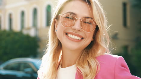 una mujer sonriente con una chaqueta rosa.