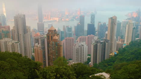 vista aérea del puerto de victoria con el horizonte de hong kong y rascacielos urbanos en el día - disparo de drones