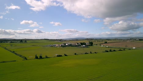 Toma-Aérea-De-Una-Granja-Irlandesa-En-Un-Día-Soleado