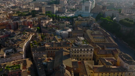 Vista-De-ángulo-Alto-De-Casas-Antiguas-En-El-Distrito-Urbano.-Incline-Hacia-Arriba-La-Revelación-Del-Monumento-A-Víctor-Emmanuel-II-Y-La-Plaza-Piazza-Venezia.-Roma,-Italia