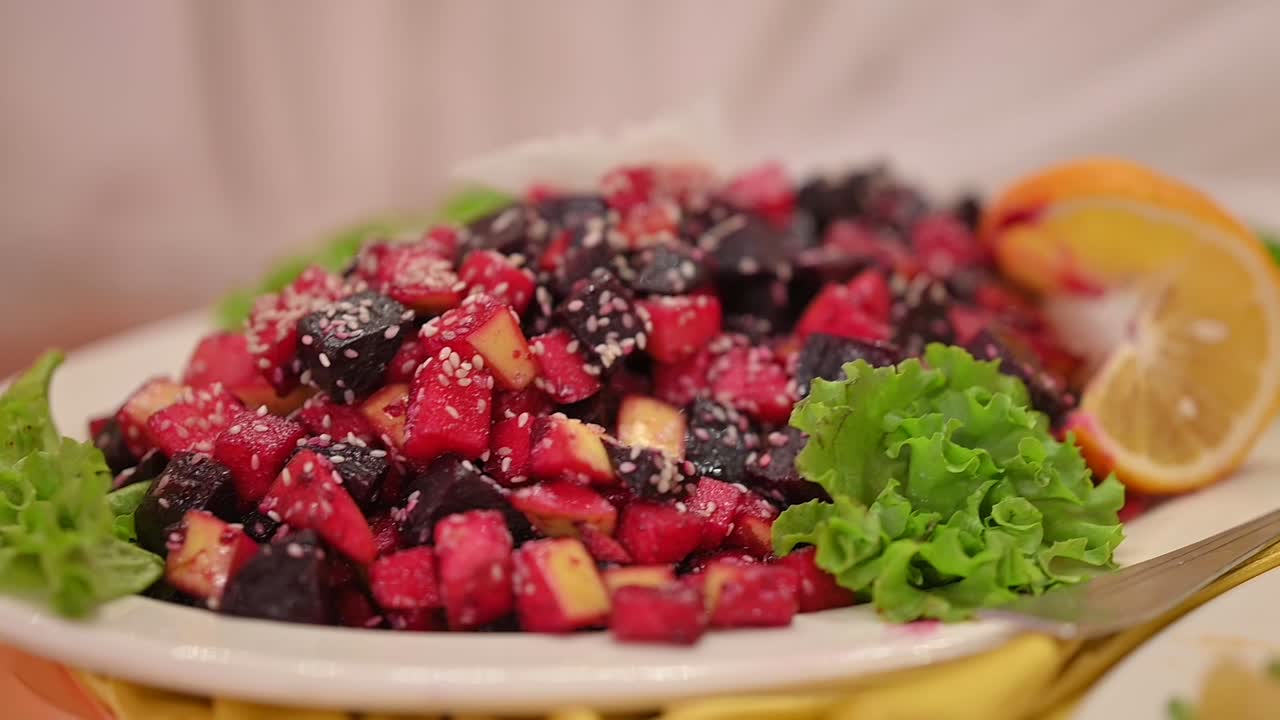 ensalada de frutas tropicales con fresa y pitaya en un tazón