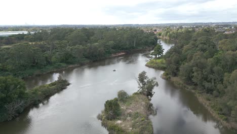 vista aérea cinematográfica de drones volando a lo largo del río pequeño, angosto y tranquilo