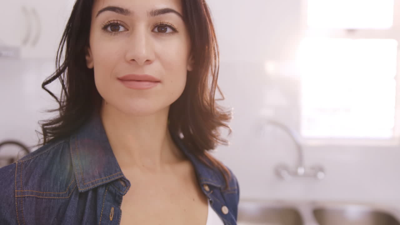 una mujer pensativa tomando café.