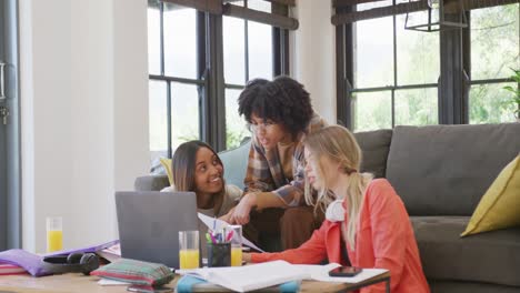 diversas adolescentes felices amigas usando computadora portátil y aprendiendo juntas en casa, cámara lenta
