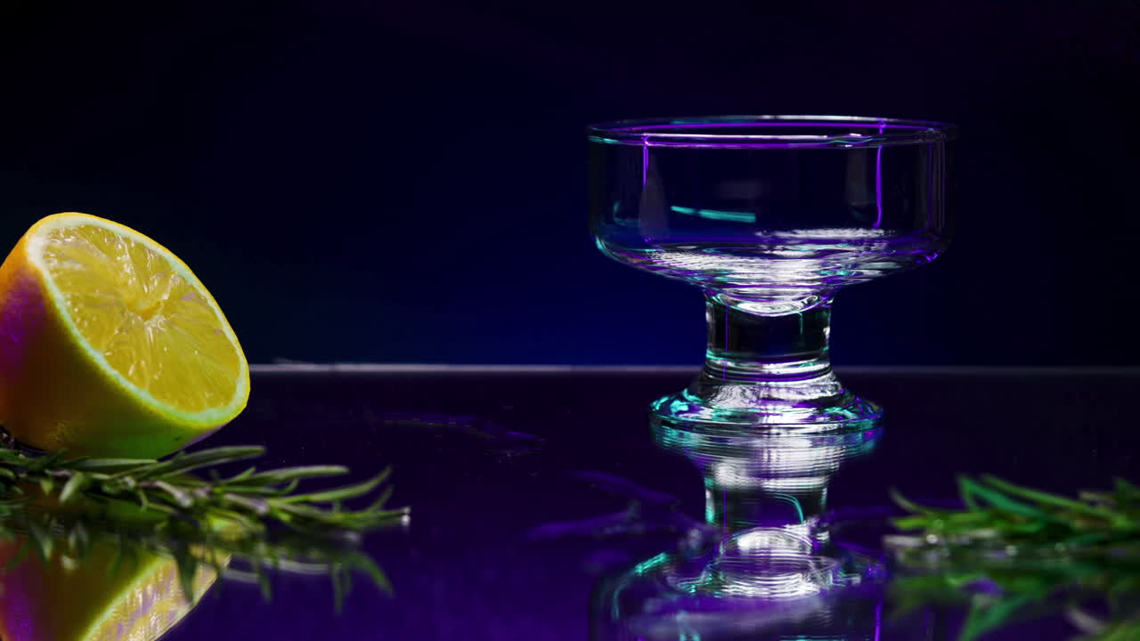 레몬과 로즈마리 를 들인 다채로운 테일