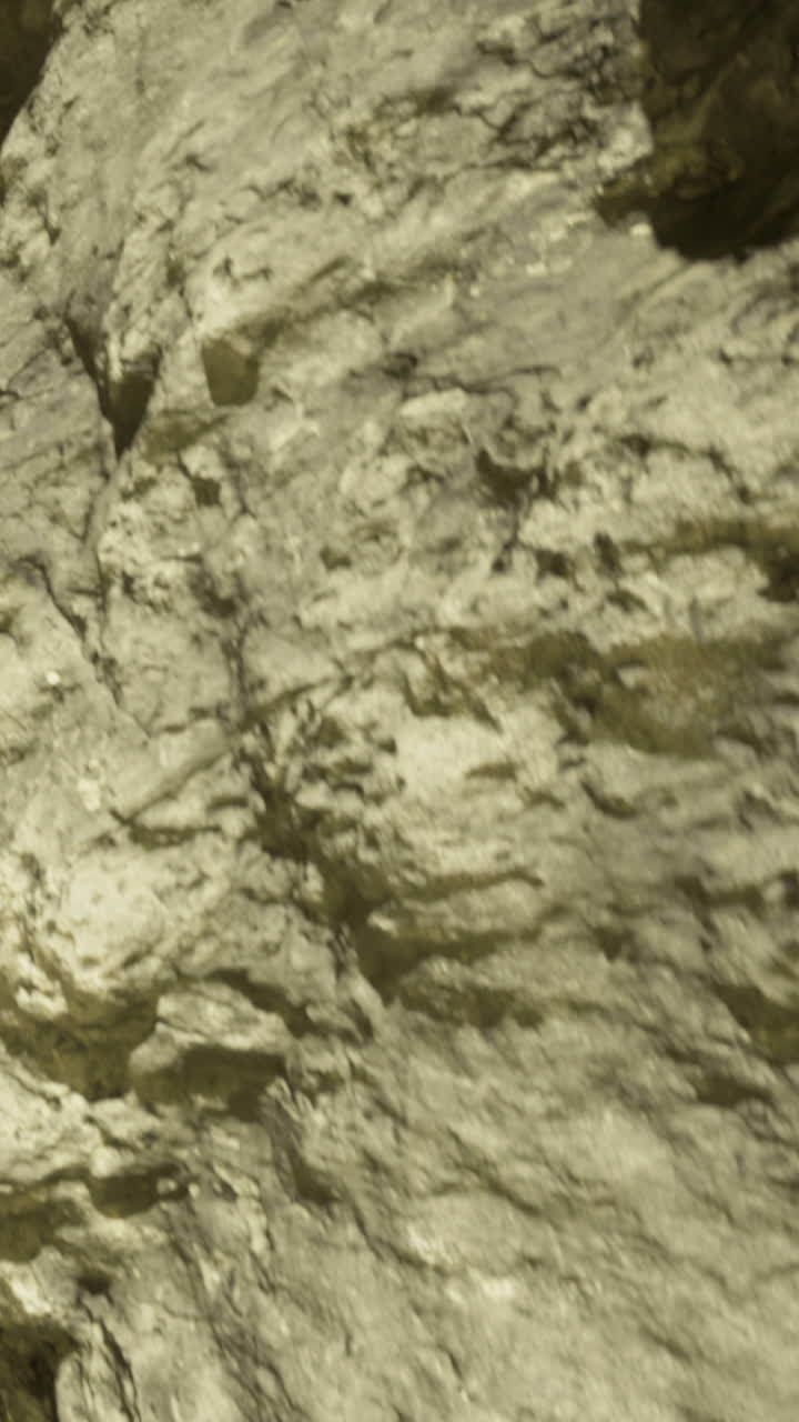 Rocce e ombre mostrano struttura e texture in un'area naturale.