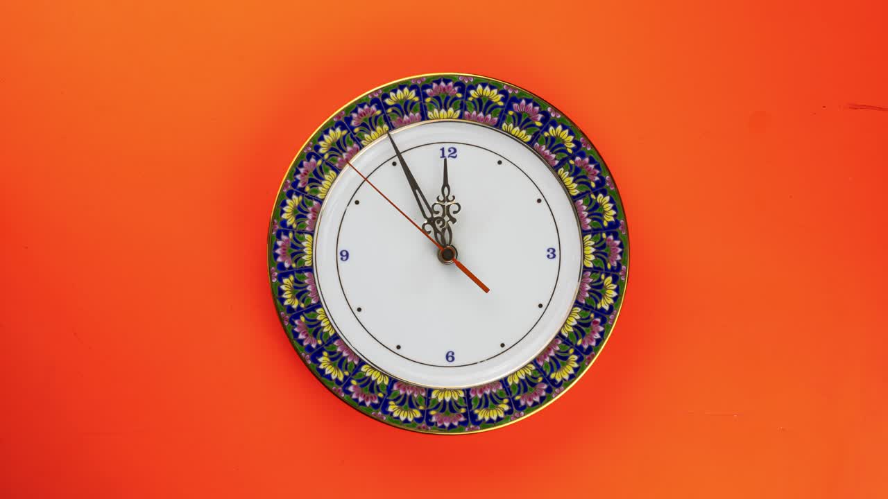 Animazione stop motion di un bellissimo orologio dal design in cinque colori, chiamato Benjarong.