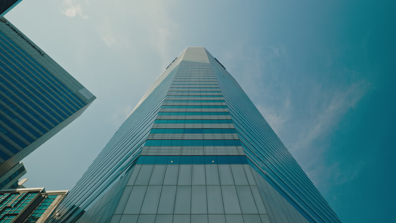 rascacielos moderno en un paisaje urbano