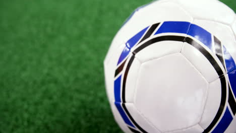fußball auf künstlichem gras 4k