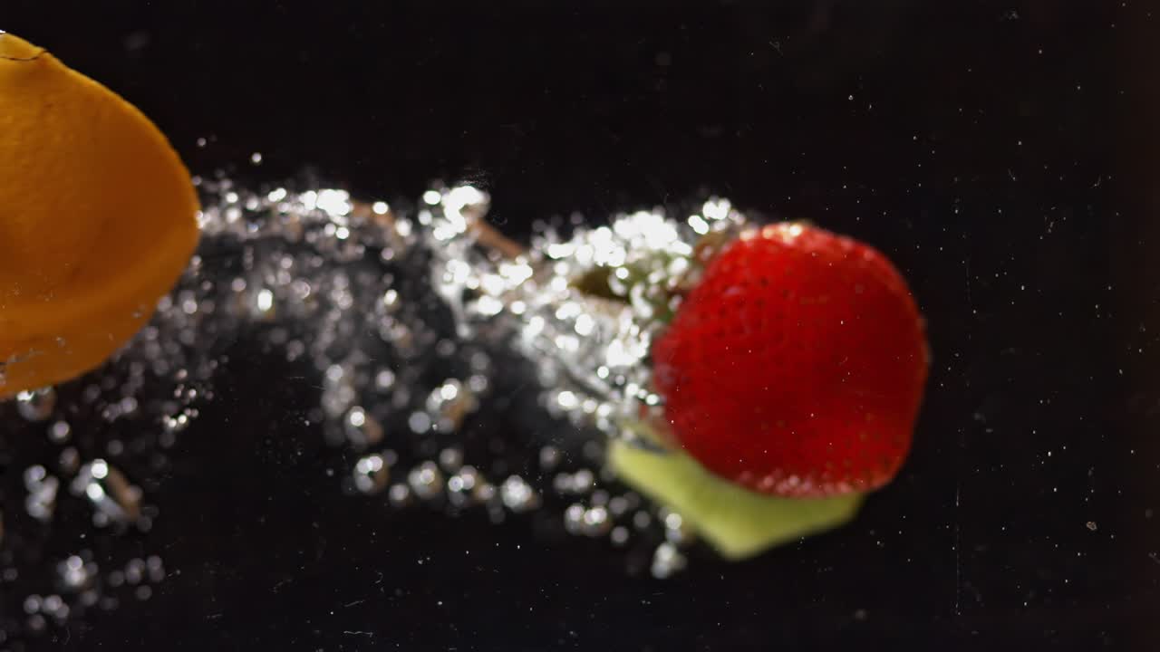 과일은 물에 던져