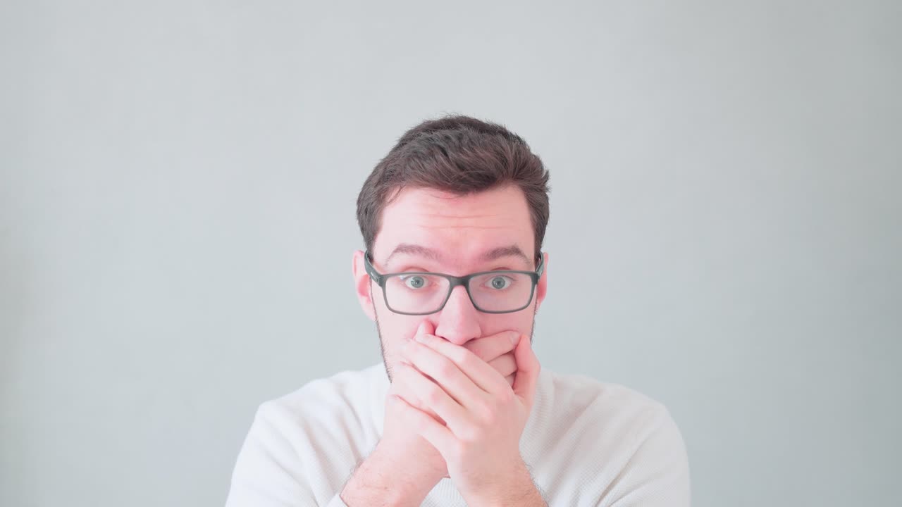 Giovane uomo con espressione di shock sul viso
