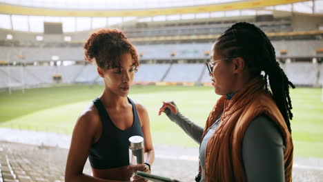 atletas mujeres discutiendo estrategia en el estadio