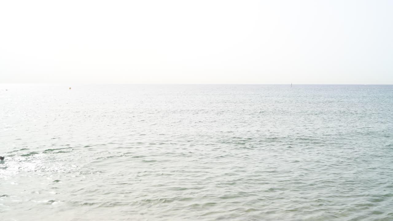 바다의 해변에서 아쿠아 훈련을 하는 흑인 선수 축구 선수