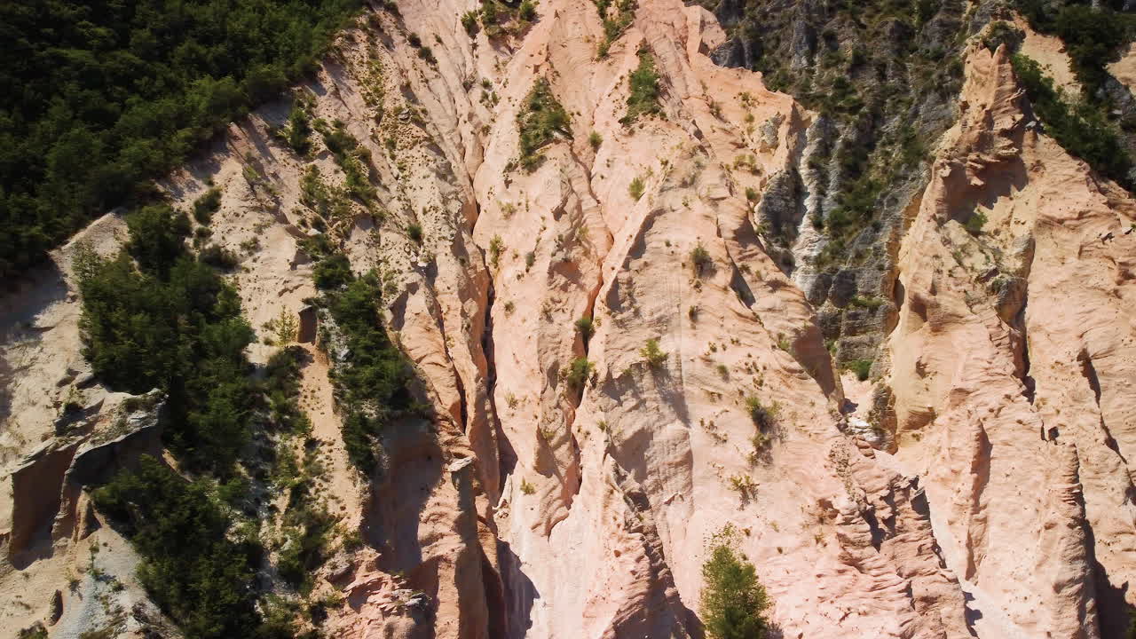 vista aérea de la espectacular formación rocosa geológica del lame rosse en el área del lago fiastra, marche, italia