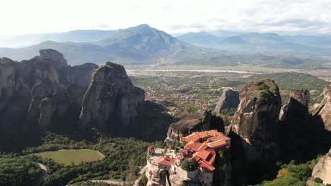 es una toma espectacular de meteora grecia.