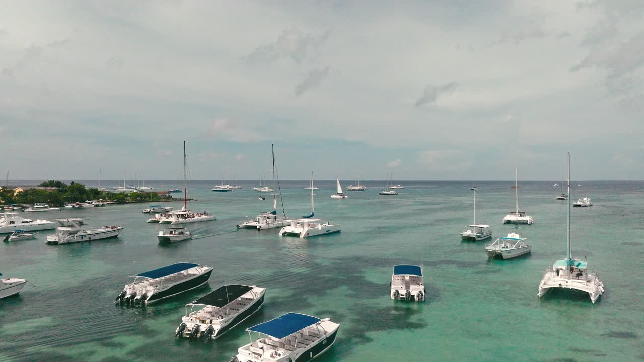 drone volando sobre barcos y catamaranes amarrados en la bahía de bayahibe, la romana en la república dominicana