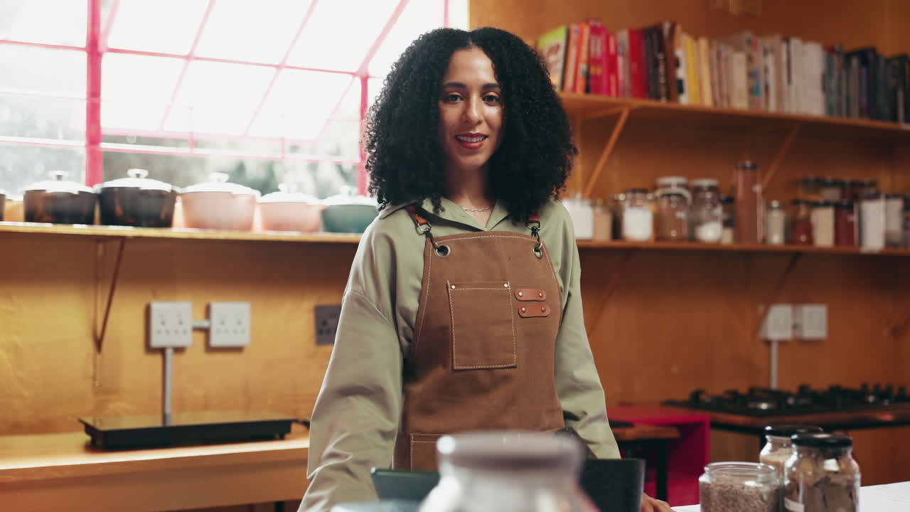 Donna in cucina con grembiule