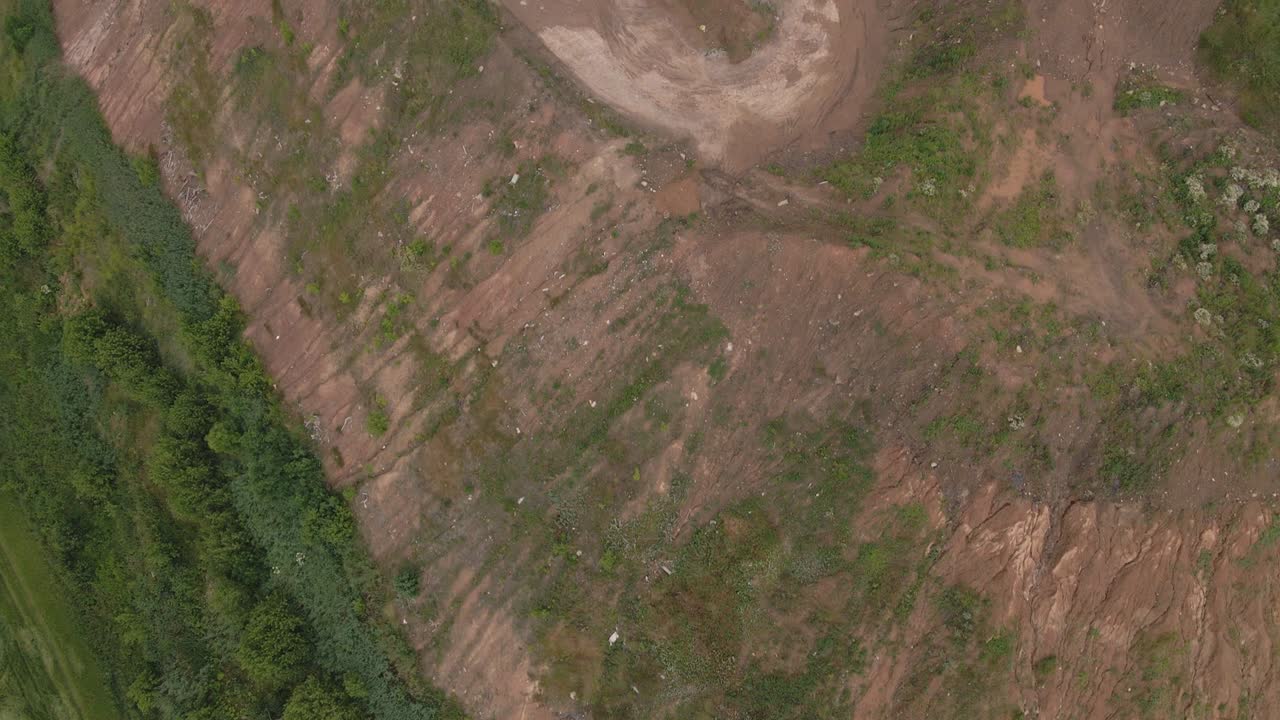 vertedero de residuos domésticos. cerrado para su procesamiento. protección del medio ambiente. la cámara está abajo. fotografía aérea.