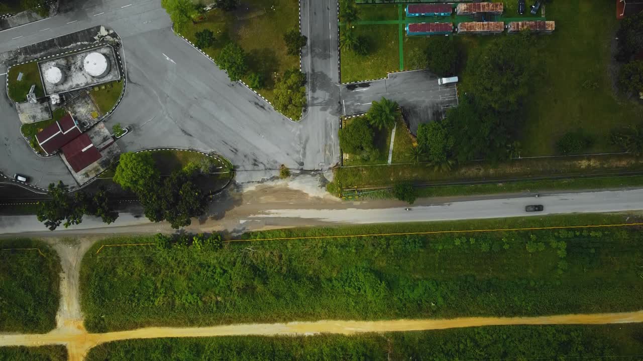 imágenes cinematográficas de drones de efluentes residenciales de molinos de aceite de palma consisten en edificios, casas, carreteras principales e infraestructura rodeadas de deforestación de árboles de aceite de palma ubicados en indonesia en full hd