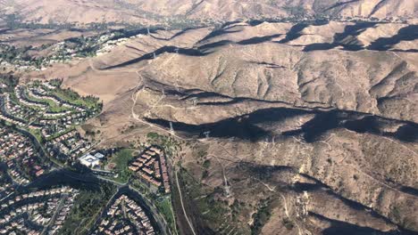 luftvideo des santa-ana-berges und der häuser in südkalifornien