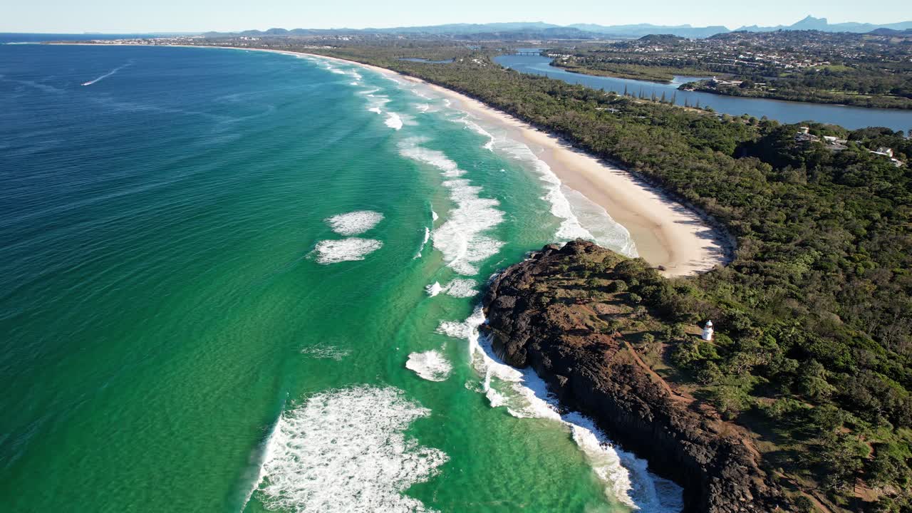 Paesaggio di oceano e promontorio - Fingal Head nel NSW, Australia - Ripresa con drone.