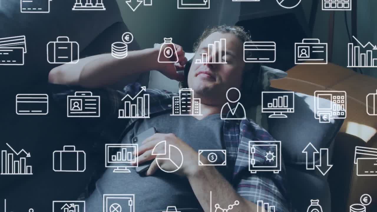 animación de iconos financieros sobre hombre caucásico usando teléfono inteligente en el sofá