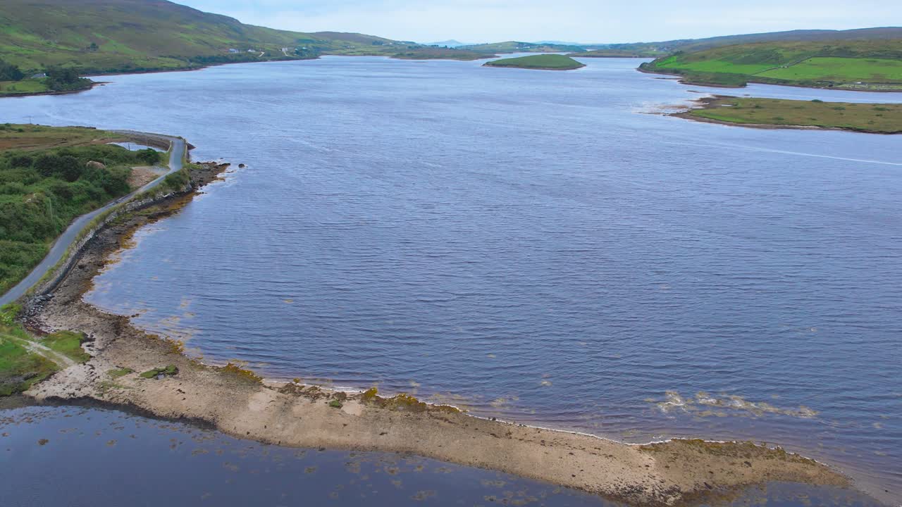 Taaksepäin vetäytyvä dronekuva 4K-laadulla.