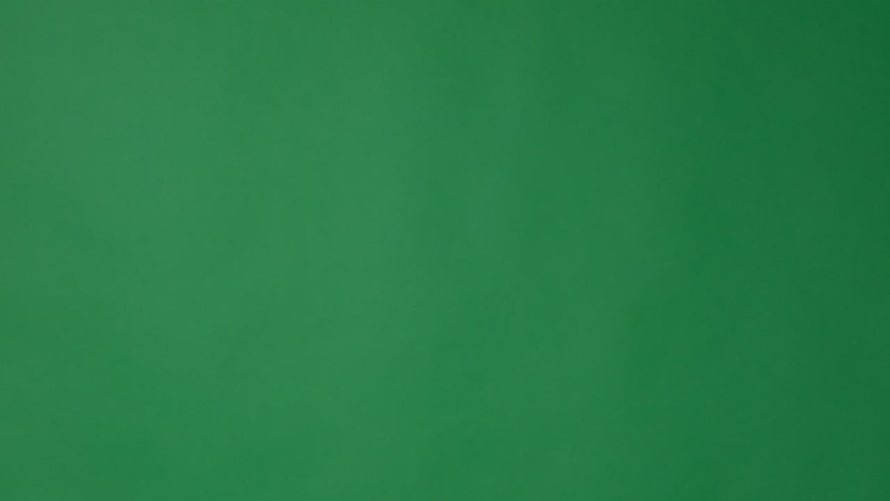 la mano chasqueando los dedos sobre la pantalla verde