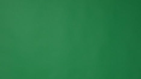la mano chasqueando los dedos sobre la pantalla verde
