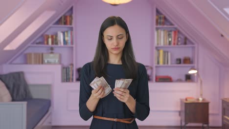 una chica india seria contando dinero