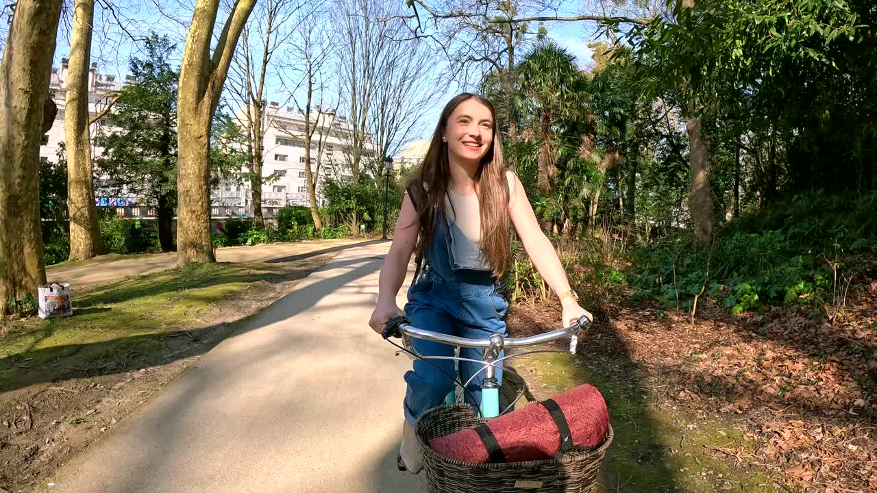 공원에서 자전거를 타고 있는 여자