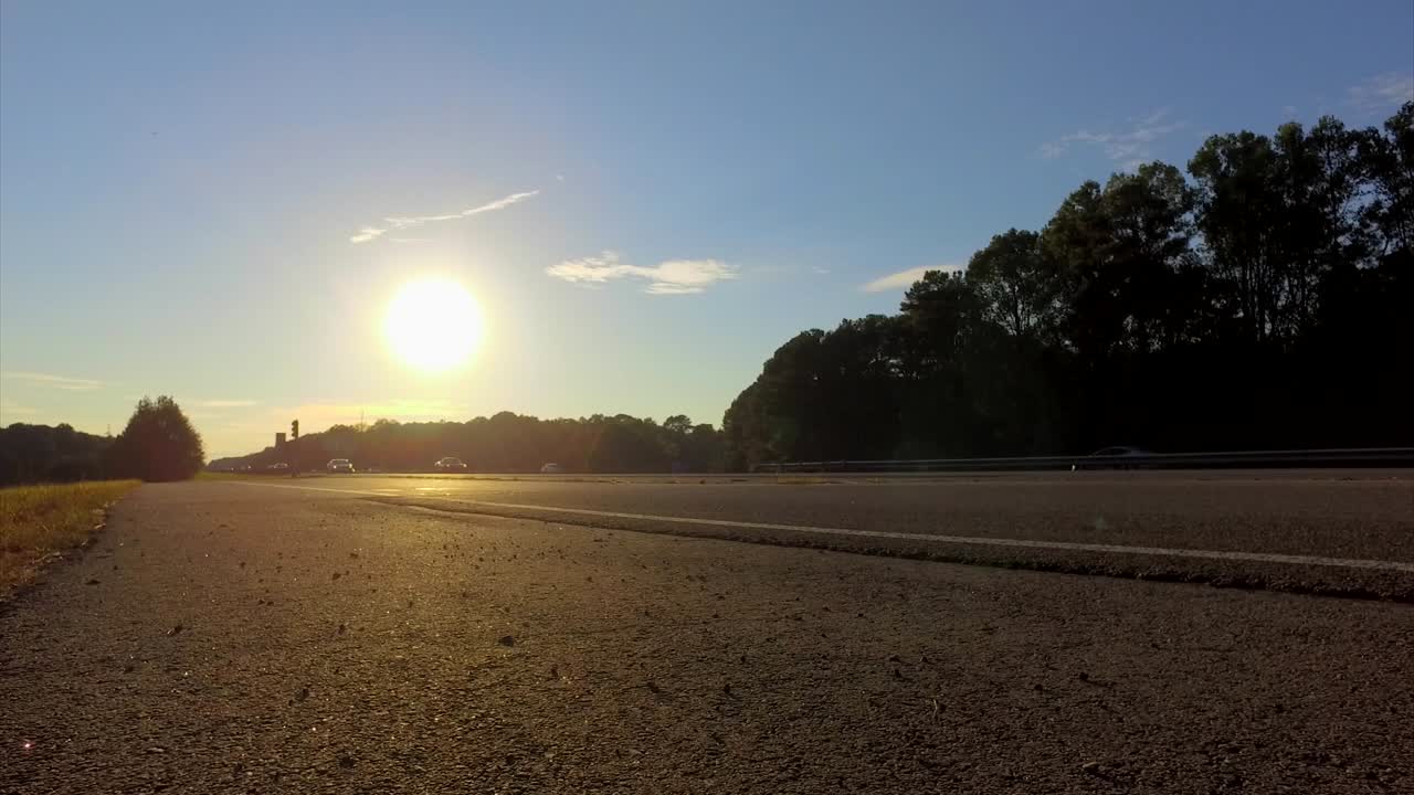 mirando el tráfico desde el punto de vista de un gusano
