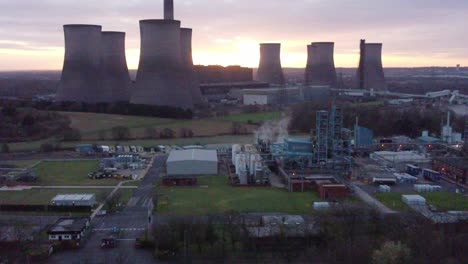 fiddlers ferry central eléctrica alimentada con carbón en desuso con el amanecer detrás del hito de warrington, vista aérea estableciendo tiro