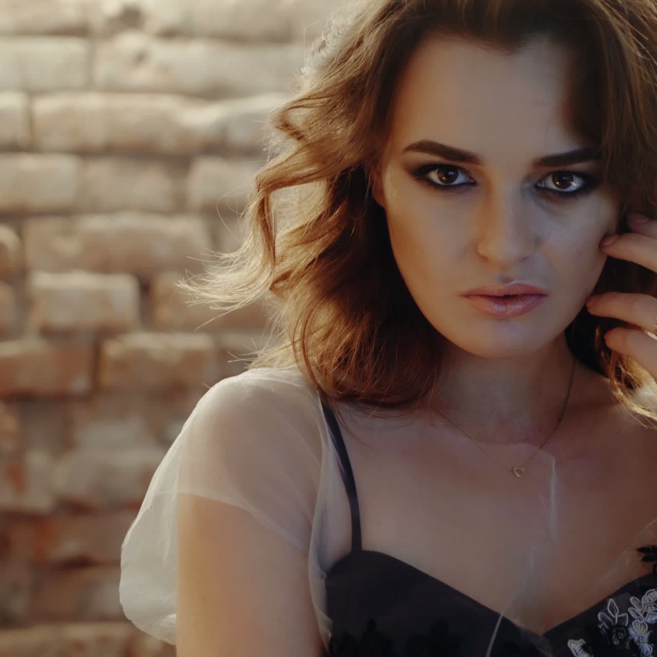 mujer con disfraz de bruja